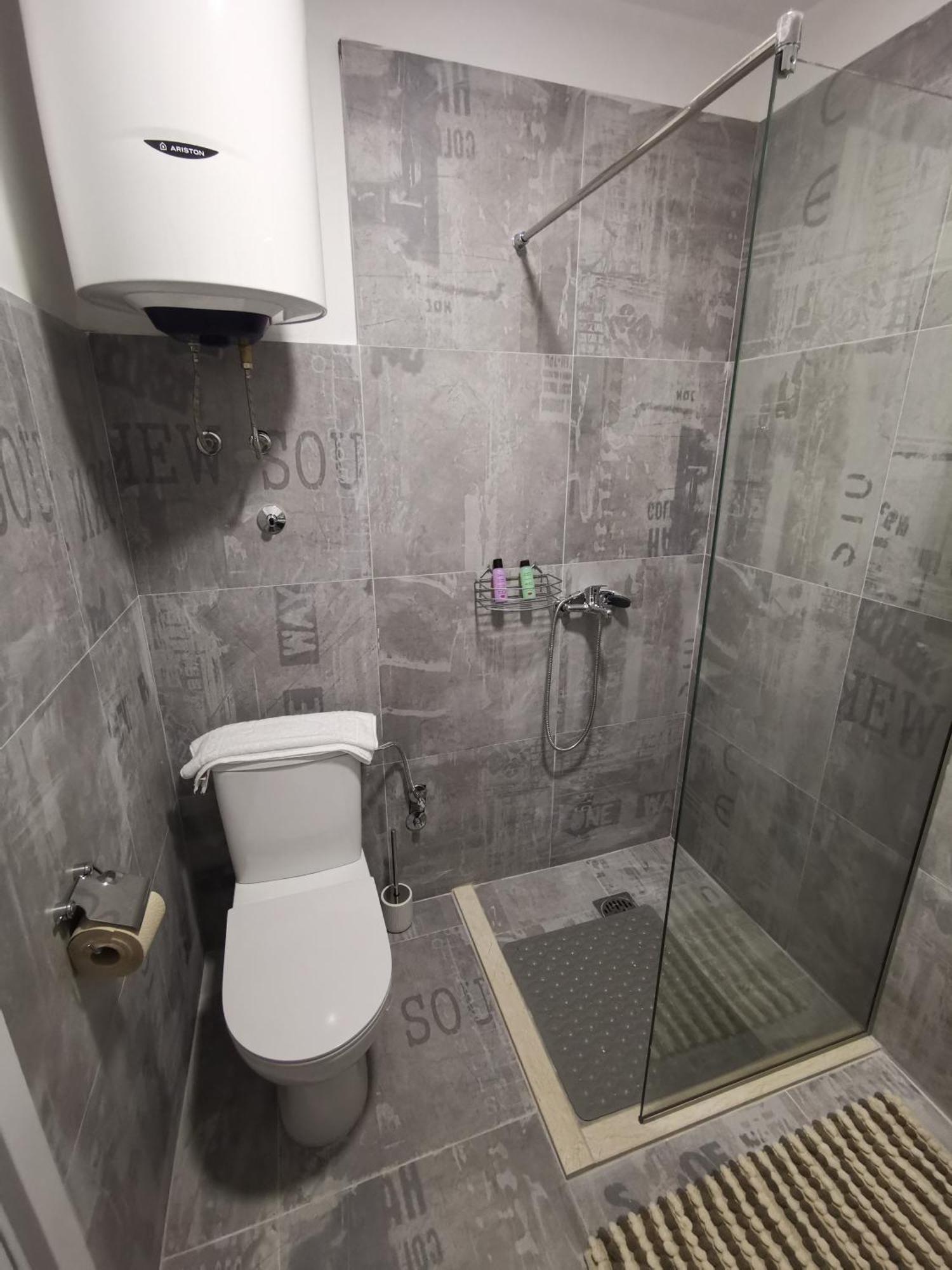 In Apartments Airport Mitrovici  Екстер'єр фото